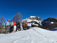Achtsames Wandern durch Schnee und Stille