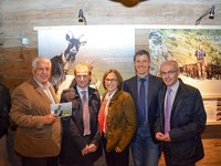 Ausstellung „Von blauen Ziegen und schwarzen Schweinen“ vor vollem Haus eröffnet