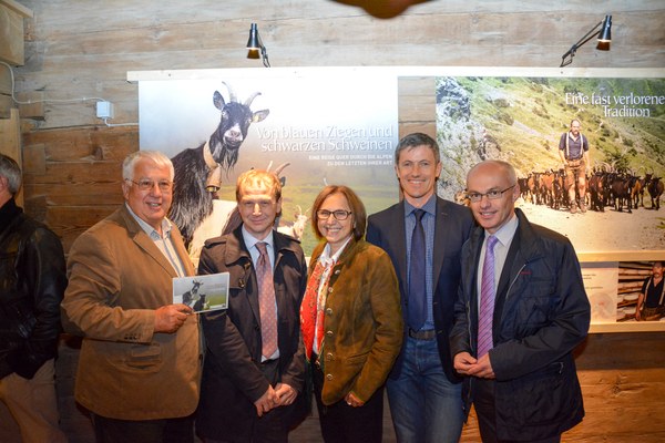 Ausstellung „Von blauen Ziegen und schwarzen Schweinen“ vor vollem Haus eröffnet