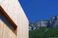 Bâtiment multifonctionnel en bois local et sobre en énergie