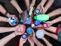 Trafficare, creare con il laser, riciclare