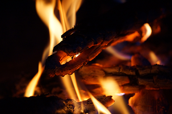 Falò nelle Alpi per un turismo a contatto con la natura