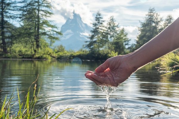 H2O: preziosa, possente, poca