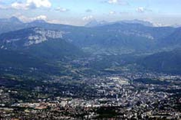 Villes des Alpes et espaces protégés proches - terrains de jeu ou solidarités des territoires ?