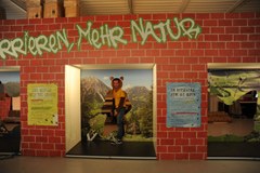 Un mur sur le trottoir: protestation contre le morcellement des habitats naturels