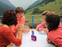 Des jeunes dialoguent sur la mobilité et le travail