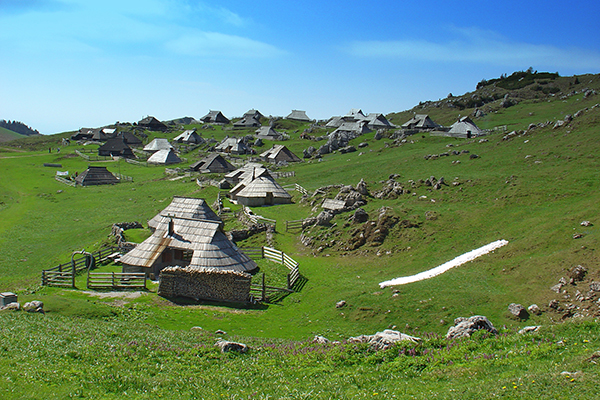 « Glamping » dans les Alpes slovènes : un état des lieux critique