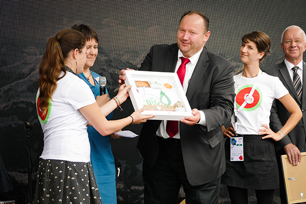 La jeunesse entre en scène