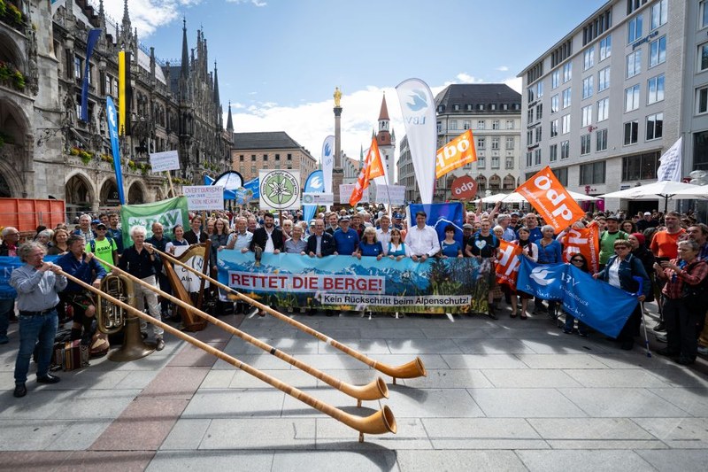 Protestna akcija v Münchnu/Nemčija: Sodelovalo je okoli 400 ljudi iz politike, okolja in kulture. © Lukas Barth-Tuttas
