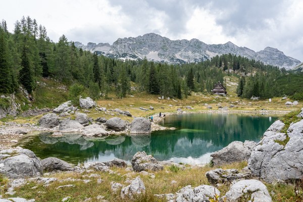 Odpadne vode s Koče pri Triglavskih jezerih onesnažujejo Dvojno jezero